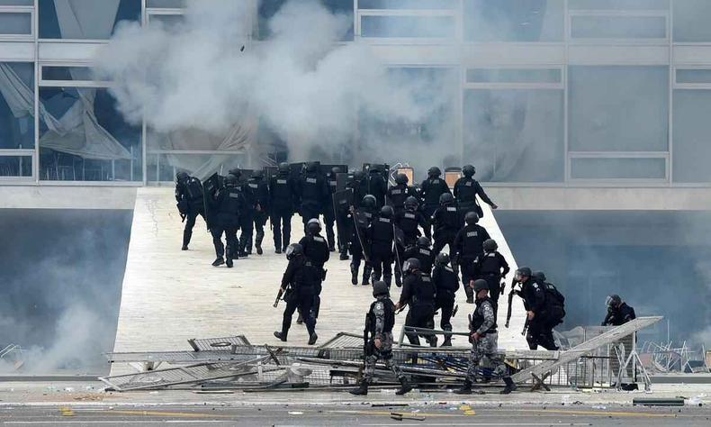 Terroristas bolsonaristas e foras de segurana entram em confronto no dia 8 de janeiro