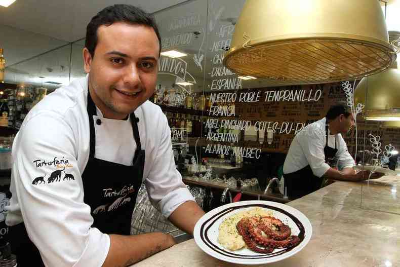 O chef Uillian Salomo prepara polvo grelhado com alho negro e trufas brancas(foto: Jair Amaral/EM/D.A Press)