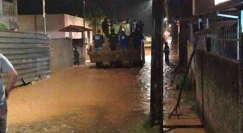 Enchente no distrito de Amarantina, em Ouro Preto, região Central de Minas