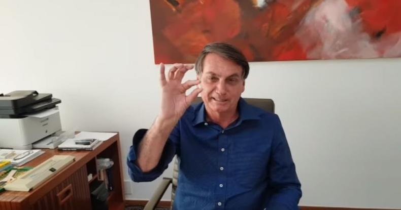 Na imagem, rindo, Bolsonaro tenta transpassar que, apesar da doen�a, tudo corre bem e que o tratamento com a hidroxicloroquina est� surtindo efeito(foto: Facebook/Reprodu��o)