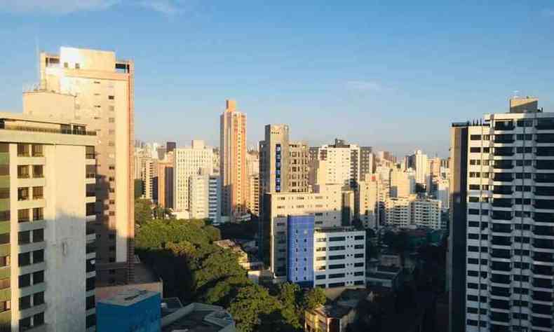 Belo Horizonte amanheceu com cu claro, mas o clima frio continua na capital (foto: Edesio Ferreira/EM/D.A Press )