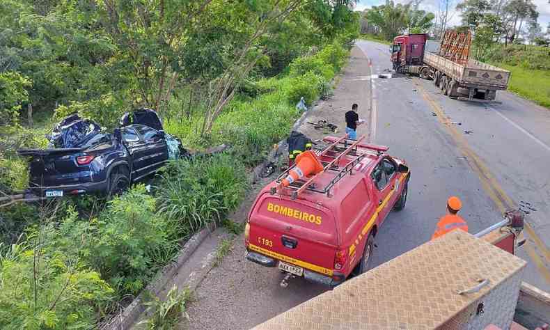 Camionete destruda tombada fora da estrada, carreta e viatura equipe do Corpo de Bombeiros 
