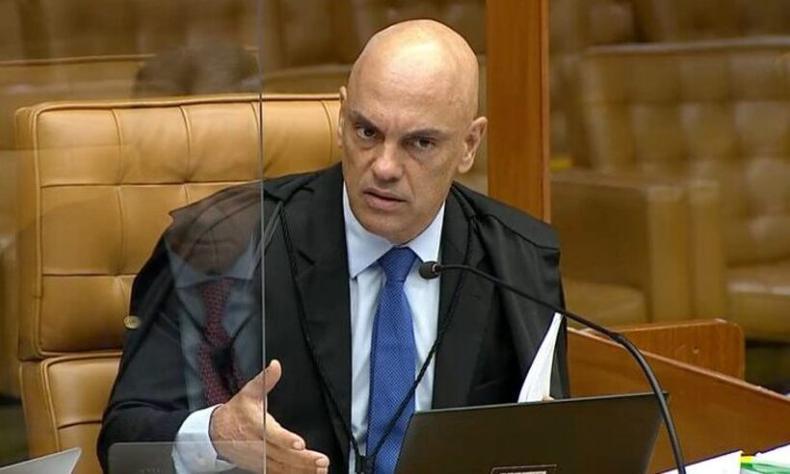 Moraes em sua cadeira no STF; ele  careca e usa terno e toga