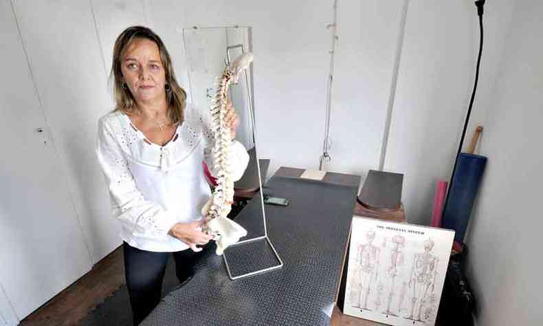 A fisioterapeuta Junia Barros de Faria explica que a má postura pode comprometer a saúde da coluna
