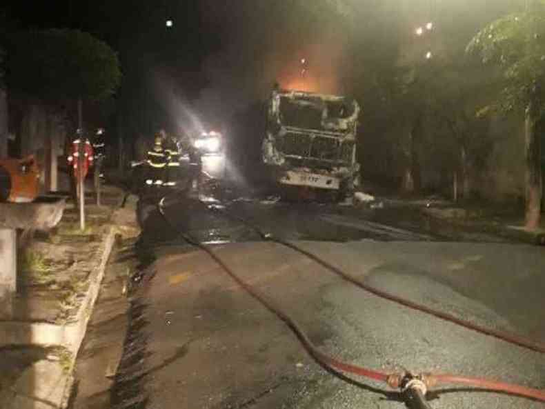 Bombeiros combatem incndio criminoso a nibus no Bairro Goinia. Bandidos deixaram bilhete(foto: CBMMG)