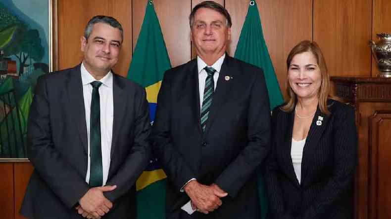 Os secretários Hélio Angotti e Mayra Pinheiro, ambos médicos: defesa do 'atendimento precoce'(foto: Reprodução/Facebook)