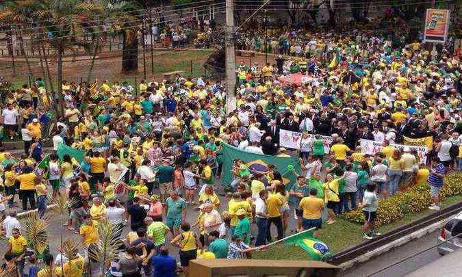 Milhares de pessoas lotaram as ruas de Juiz de Fora em protesto anti-Dilma (foto: Fernando Priamo/ Tribuna de Minas )