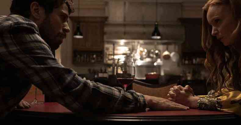 Toby Kebell e Lauren Ambrose interpretam o casal s voltas com a perda do filho(foto: Apple TV /divulgao)