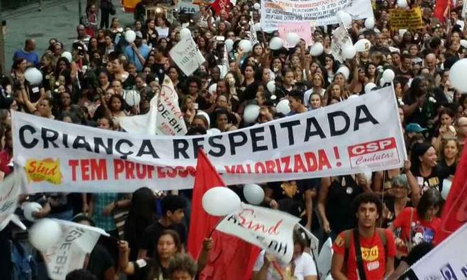 Professores realizaram assembleia na tarde desta quarta-feira na Avenida Afonso Pena(foto: Gladyston Rodrigues/EM/D.A.Press) Professores realizaram assembleia na tarde desta quarta-feira na Avenida Afonso Pena(foto: Gladyston Rodrigues/EM/D.A.Press)