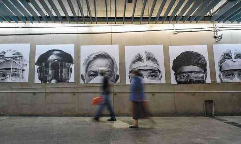 Casal caminha em estao de metr de So Paulo, onde esto expostas fotografias de trabalhadores da sade. Isolamento imposto pela pandemia contribuiu para que Maral Aquino escrevesse o novo livro, segundo o autor(foto: Nelson Alme ida/AFP - 29/07/20)