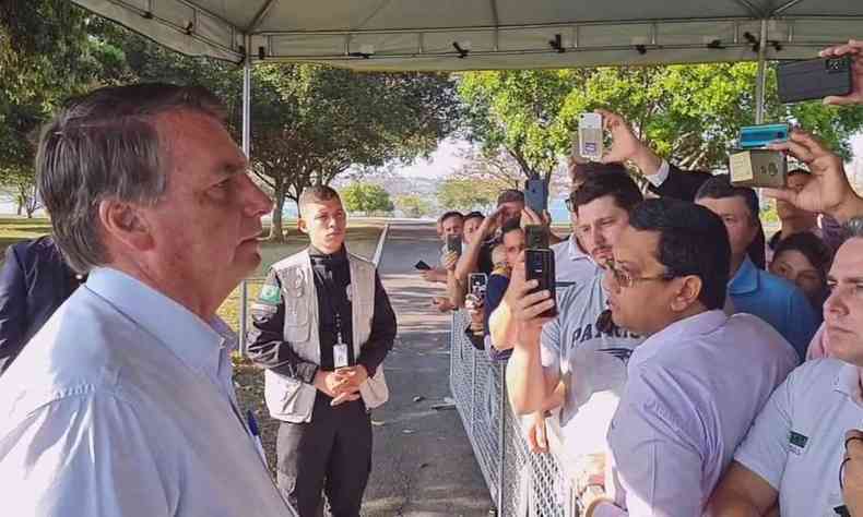 Presidente Bolsonaro conversa com apoiadores (foto: Facebook/Reproduo)