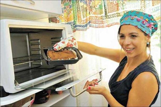 Juliana Machado produz bolos para gerar renda: enquanto para o IBGE ela est� ocupada, para o Dieese a jovem est� no contingente de brasileiros sem ocupa��o (foto: Gladyston Rodrigues/EM/D.A Press)