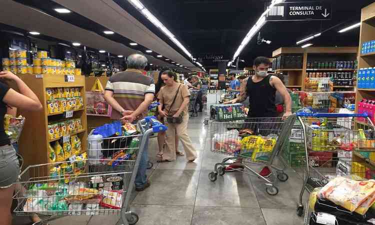 Clientes comprando no Verdemar