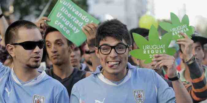 Uruguaios foram s ruas de Montevidu por apoio  legalizao da maconha (foto: Reuters/Andres Stapff)