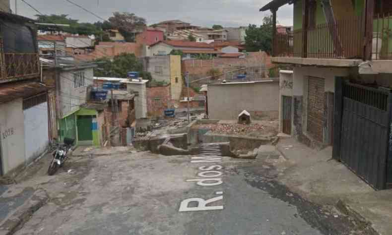 Rua dos Maus, no aglomerado Vila do ndio, onde a vtima teria sido arrastado por traficantes, segundo denncia recebida pela polcia(foto: Reproduo/Google Street View)