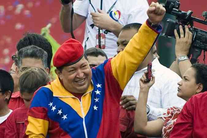 Hugo Chvez reuniu milhares de partidrios em Caracas para formalizar a candidatura (foto: LEO RAMIREZ / AFP)