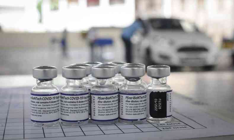 Frascos de vacinas da Pfizer, no posto da UFMG