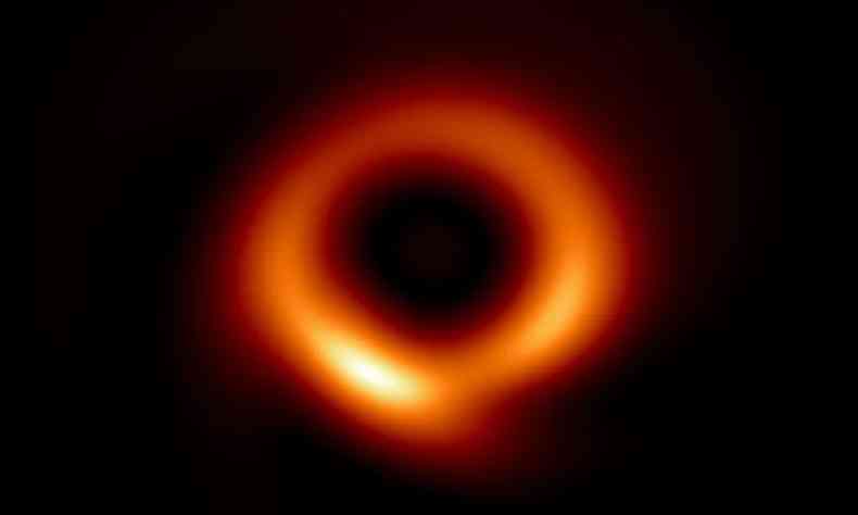 Imagem do buraco negro j com a nitidez ampliada