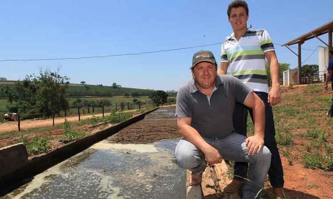 O produtor Luiz Gustavo e seu filho José Portugal apresentam a pista de separação de dejetos(foto: Gilson de Souza) O produtor Luiz Gustavo e seu filho José Portugal apresentam a pista de separação de dejetos(foto: Gilson de Souza)