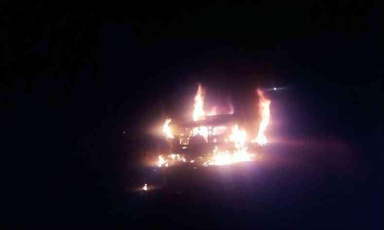 Carro da vtima foi encontrado em chamas na zona rural da cidade(foto: Polcia Civil/Divulgao)