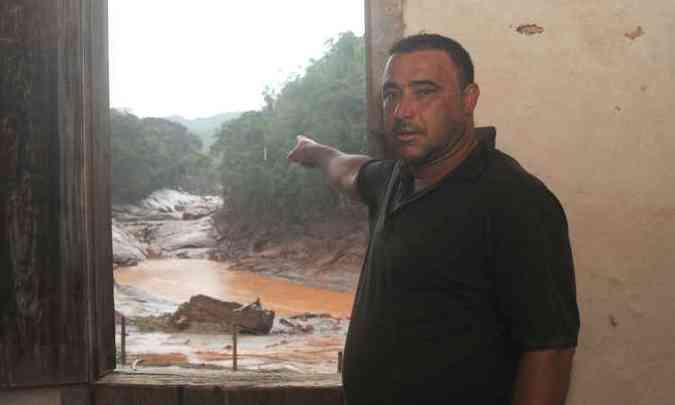 O produtor rural Livaldo aponta o local onde antes havia uma cachoeira no Rio Gualaxo do Norte(foto: Jair Amaral/EM/D.A Press)