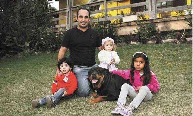 O veterinário Hoberdan Fernando Magalhães e seus sobrinhos Pedro Augusto e Luana Beatriz, de 2 anos, e Sophia Kellem, de 4, convivem bem com a cadela Rhara, de 6(foto: Túlio Santos/EM/D.A Press) O veterinário Hoberdan Fernando Magalhães e seus sobrinhos Pedro Augusto e Luana Beatriz, de 2 anos, e Sophia Kellem, de 4, convivem bem com a cadela Rhara, de 6(foto: Túlio Santos/EM/D.A Press)