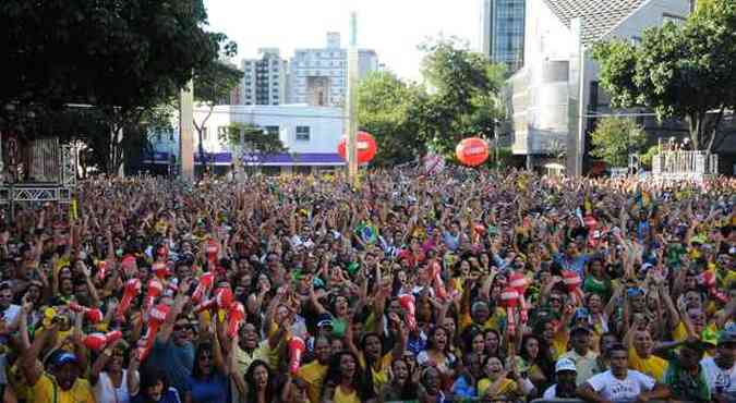 COSMOPOLITA - Regio se tornou o principal local de concentrao de torcedores na Copa, atraindo 35 mil pessoas nos dias de jogo da Seleo. Uma ocupao nunca vista na cidade, que agora precisa se planejar melhor(foto: Fotos: GLADYSTON RODRIGUES/EM/D.A PRESS)