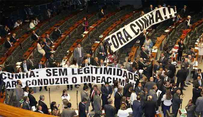 Deputados abriram faixas no plenrio para exigir a sada do presidente da Cmara, Eduardo Cunha(foto: Lula Marques/Agncia PT)