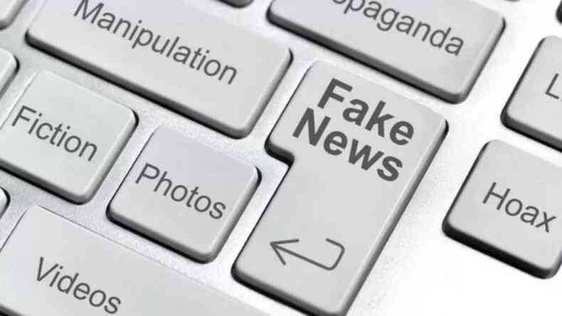 Teclado com tecla 'enter' trocada por 'fake news'