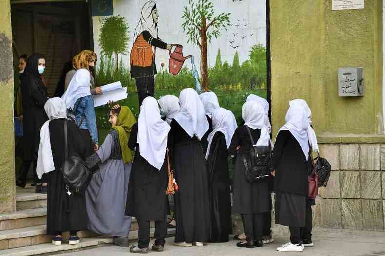 Mulheres afegãs em porta de escola