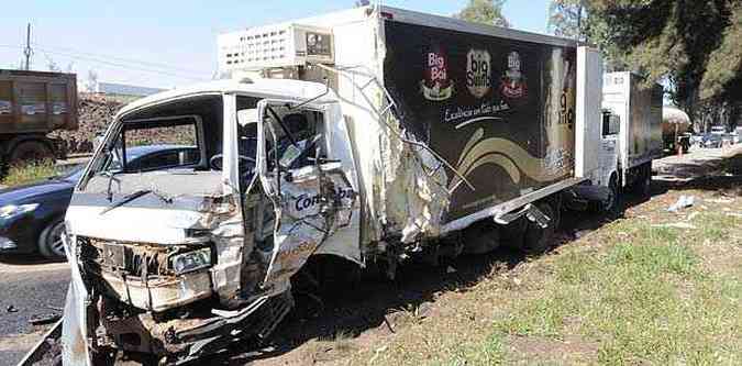 Na BR-040, duas carretas e um carro de passeio se envolveram em uma batida perto da Ceasa(foto: Jair Amaral/EM DA Press)