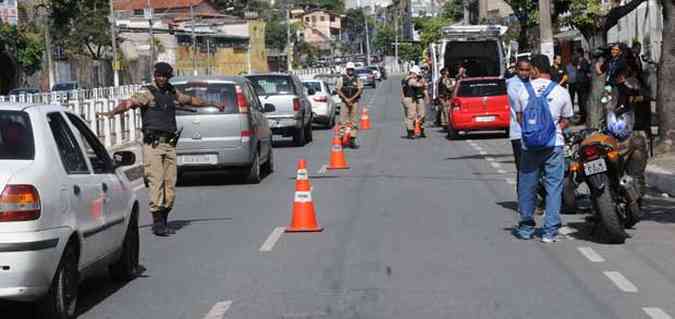 Blitz que faz parte da operao foi montada na Avenida Bernardo Vasconcelos, Regio Nordeste de BH(foto: Paulo Filgueiras/EM DA Press)