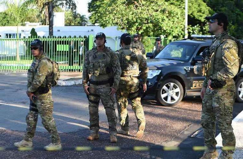 Policiais em frente  residncia de Cunha(foto: Ed Alves/CB/D.A Press)