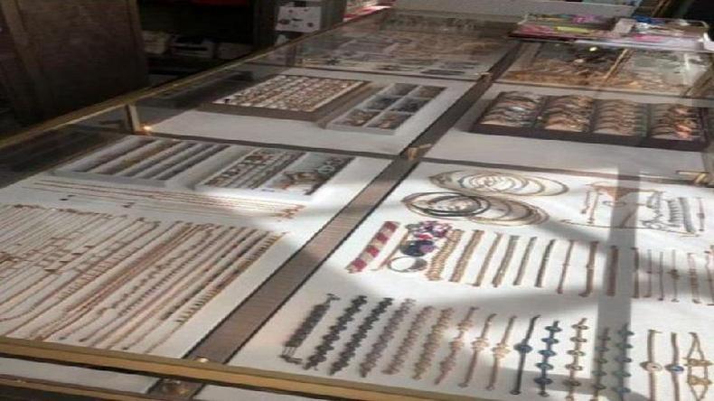 Centenas de itens entre joias, dinheiro, diamantes e pedras preciosas no valor de 25 milhes de libras foram levados da casa de Tamara Ecclestone