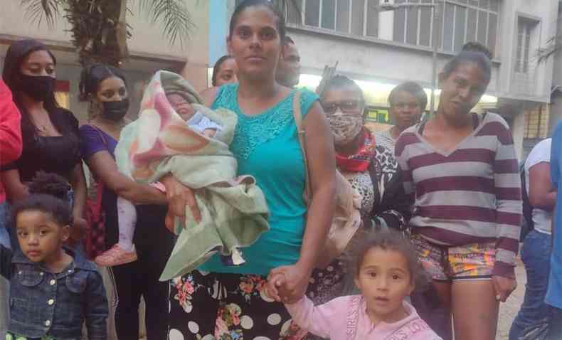 Ana Flvia Carvalho, trabalhadora de uma padaria, mora na ocupao h 7 meses com seus filhos, Theo Henrique, de 2 meses, e Ana Jlia, de 2 anos