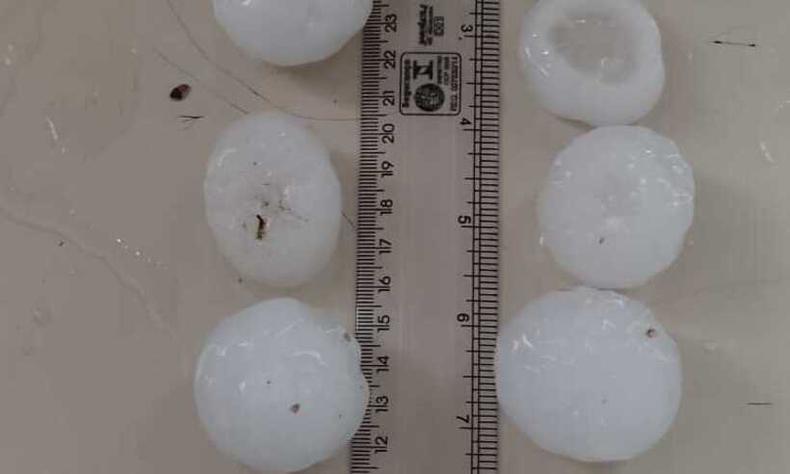 Pedras de granizo que caram durante tempestade em Bambu, na regio Centro-Oeste de Minas