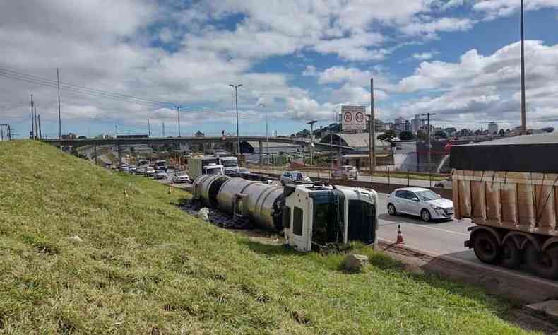 caminho-tanque tomba no Anel Rodovirio