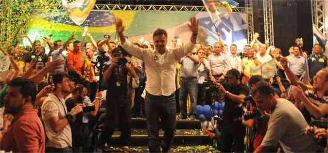 Acio Neves fez comcio com direito a bandeira do Brasil, papel picado e fogos de artifcio no final do discurso (foto: Marcos Michelin/EM/D.A Press)