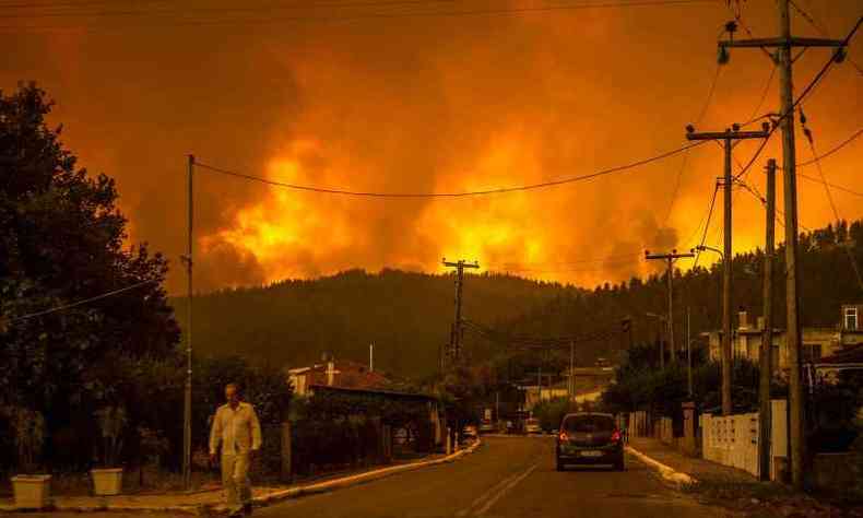 Devastao provocada por incndios na vila de Gouves, na Grcia(foto: ANGELOS TZORTZINIS/AFP)