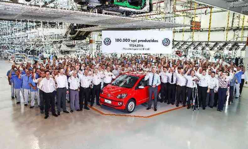 Fbrica da Volkswagen em Taubat (SP), que comemorou produo de 100 mil Up! no ano passado, pode ser atingida pela reduo(foto: Volkswagen/Divulgao)