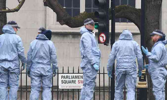 Polcia investigativa britnica, Scotland Yard, percorre o Parlamento britnico em busca de provas sobre o atentado em Londres(foto: JUSTIN TALLIS/AFP)