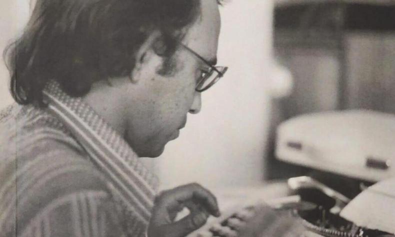 Jornalista Joo Rafael est de lado, de cabea baixa, redigindo na mquina de escrever