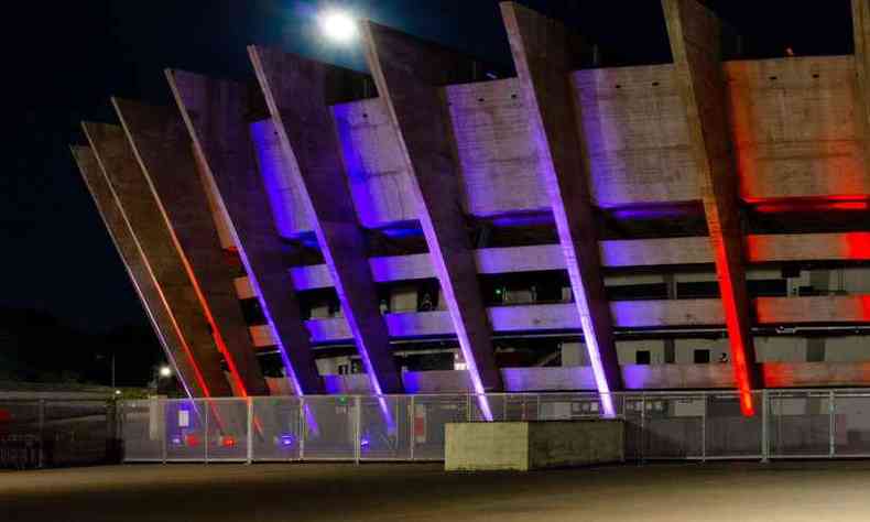 Estdio do Mineiro, em BH, luminado com as cores da bandeira eslovena(foto: Beto Staino/Divulgao)