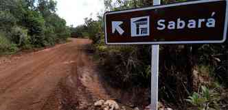 Trecho da estrada de terra que liga a sede do municpio de Sabar ao distrito de Ravena: sem data para o incio da pavimentao(foto: Juarez Rodrigues/EM/D.A PRESS)