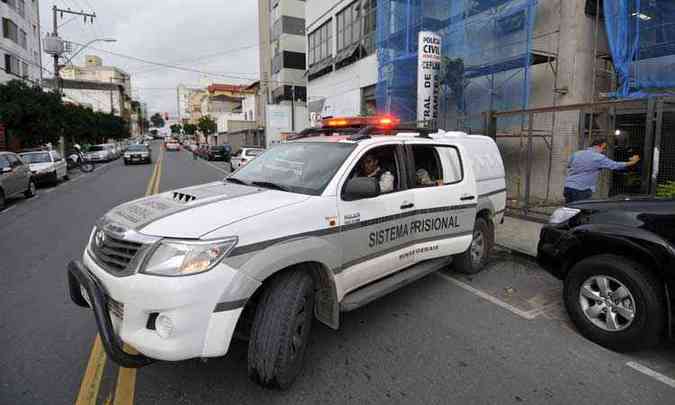 Policiais e presos enfrentam rdua rotina de espera(foto: Juarez Rodrigues/EM/D.A Press)