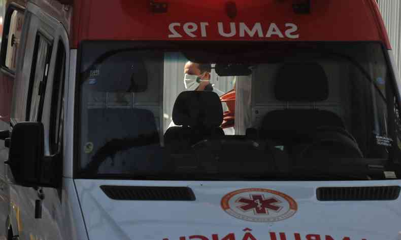 Ambulncia do Samu parada na UPA Centro-Sul, em BH: sistema SUS tambm est em colapso (foto: Gladyston Rodrigues/EM/D.A Press)