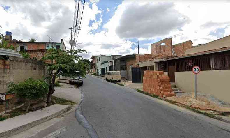 Movimentao na Rua Bom Sucesso chamou a ateno da vizinhana, que acionou a PM(foto: Reproduo/Google Street View)