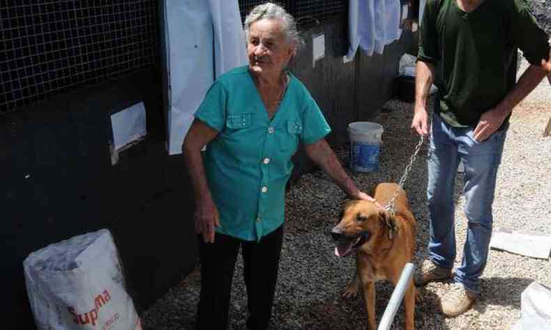 Dona Tereza reencontrou seu cachorro Leo no abrigo montado pela Samarco, que j recolheu 177 ces perdidos(foto: Tulio Santos/EM/D.A/Press)