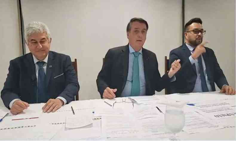Bolsonaro esteve em live ao lado do ministro Marcos Pontes(foto: Reproduo/Facebook)