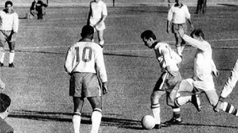 Lance do primeiro jogo entre Brasil e Tchecoslovquia na Copa do Chile, em 1962. Durante a partida, Pel sofreu um estiramento na coxa e foi substitudo por Amarildo, o 'Possesso'. A partida terminou 0 a 0.